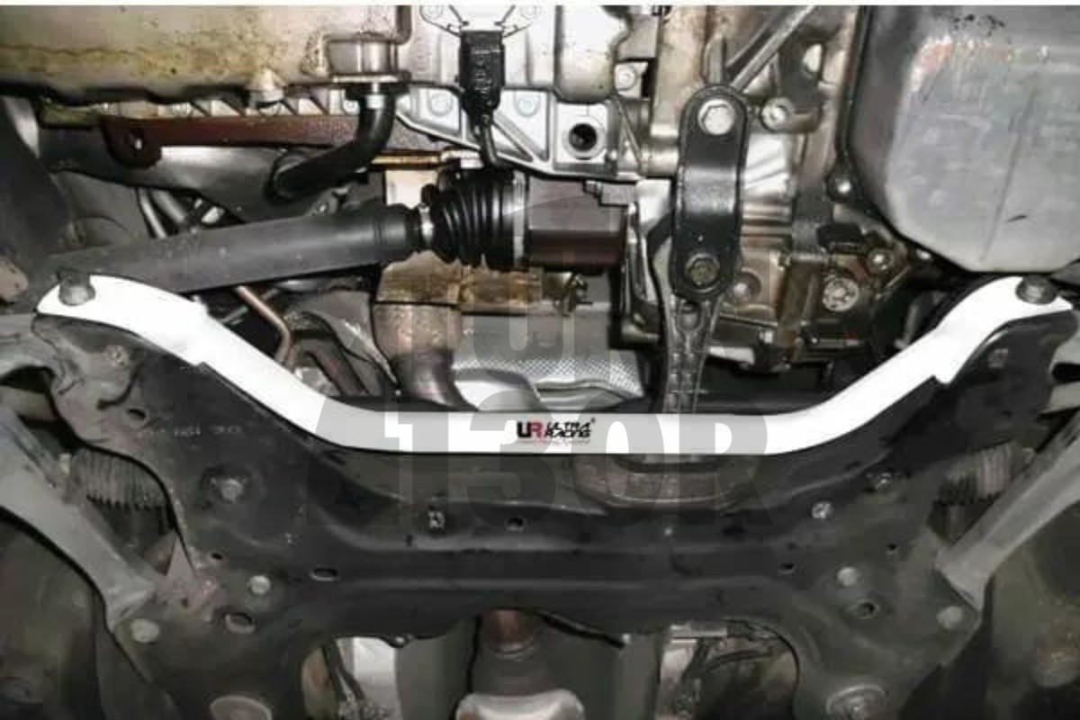 Barre inférieure avant Ultra Racing Audi TT 8N Barre inférieure avant Ultra Racing Audi TT 8N